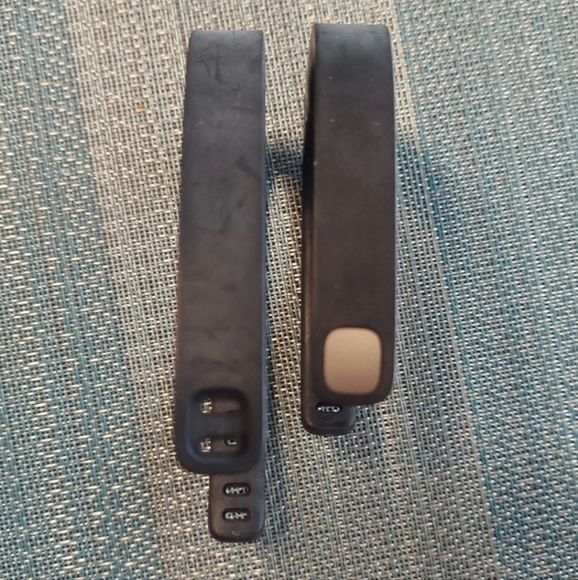 Fitbit bands bundle LG & SM with charger GUC - Picture 10 of 10